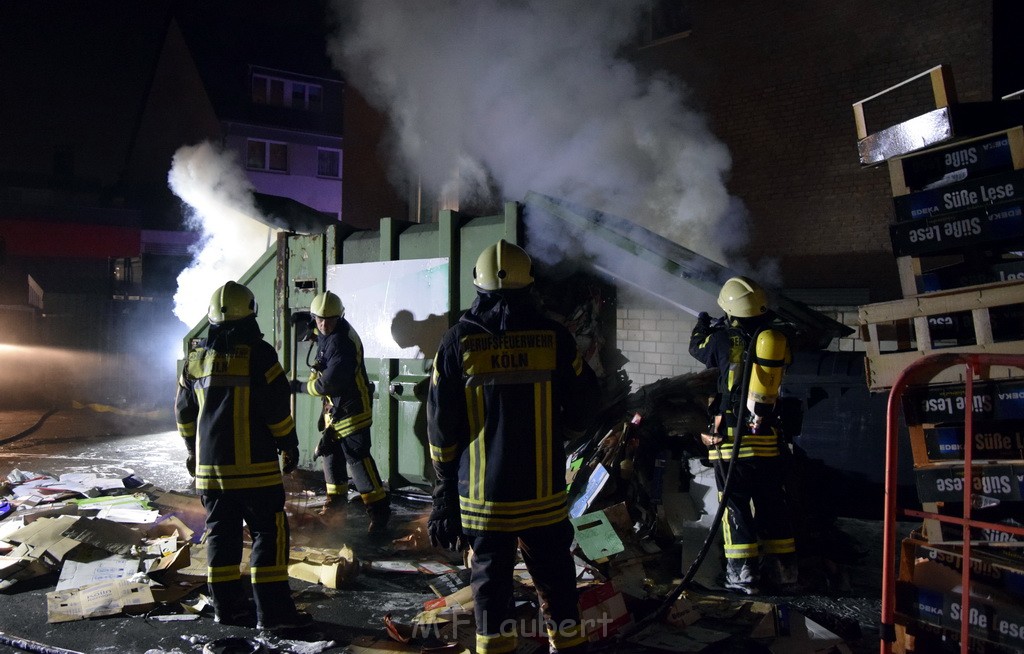 Feuer Papp Presscontainer Koeln Hoehenberg Bochumerstr P248.JPG - Miklos Laubert